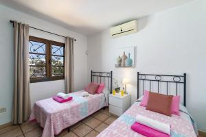 Posteľ alebo postele v izbe v ubytovaní Villa Luisa by Villa Plus