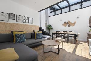 salon z kanapą i stołem w obiekcie Bella Home w mieście Garachico