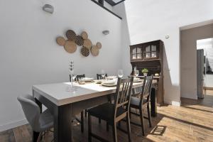 a dining room with a table and chairs at Bella Home in Garachico