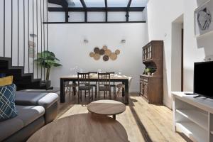 salon z kanapą i stołem w obiekcie Bella Home w mieście Garachico