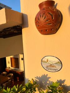 a vase hanging on the side of a building at Agua Azul la Villa in Santa Cruz Huatulco