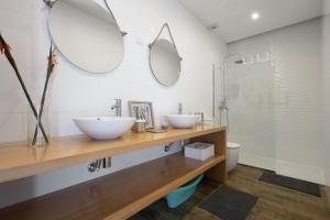 łazienka z 2 umywalkami i 2 lustrami na ścianie w obiekcie Bella Home w mieście Garachico +37 zdjęć