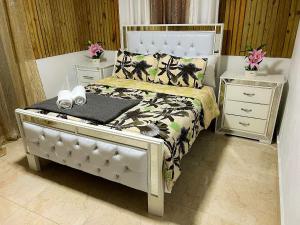 una camera con un letto e due comodini di Alaia Casa Campo By Hospedify, Propiedad de Lujo para 6, cerca de la naturaleza y el Río a Jarabacoa
