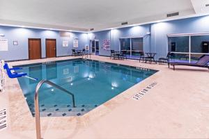 Holiday Inn Express & Suites - Houston - N Downtown, an IHG Hotel في هيوستن: مسبح كبير في غرفة الفندق