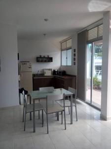 cocina y comedor con mesa y sillas en Condominio Terrazas del Sol, en Sopetrán