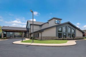 un bâtiment avec un éclairage de rue devant lui dans l'établissement Best Western Fort Wayne I-69 North, à Fort Wayne