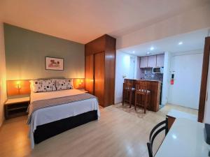Habitación de hotel con cama y cocina en Qi Ibirapuera Intelligence Flat internet fibra e limpeza UH1903 en São Paulo