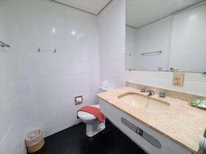 Un baño con lavabo, inodoro y espejo. en Qi Ibirapuera Intelligence Flat internet fibra e limpeza UH1903, en São Paulo 23 fotos más