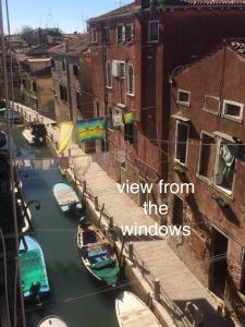 Blick aus dem Fenster eines Kanals mit Booten in der Unterkunft The Other Serenissima (With A/C) in Venedig