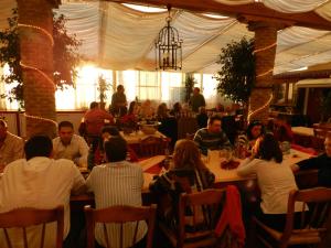 un grupo de personas sentadas en mesas en un restaurante en Hotel Don Javier, en Ronda