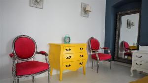 Ruang duduk di Shabby Chic - apartment in the Heart of Vilnius Old Town