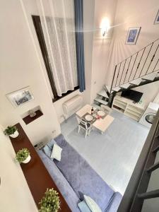 een woonkamer met een bank en een trap bij LaFilo Apartment 2 in Milaan