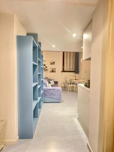 een klein appartement met een keuken en een slaapkamer bij LaFilo Apartment 2 in Milaan +22 foto's