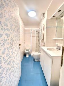 een badkamer met een toilet, een wastafel en een douche bij LaFilo Apartment 2 in Milaan