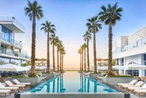 una imagen de una piscina del complejo con palmeras en Five Palm Jumeirah Suites-Sea View en Dubái