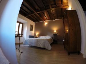 A bed or beds in a room at Dimora & Spa Il Cerchio di Lullo