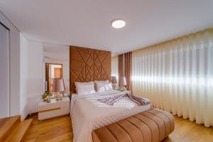カステロ・デ・パイヴァにあるMaison BelaVistaのベッドルーム(大型ベッド1台、鏡付)
