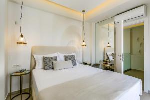 A bed or beds in a room at Villa Mariba Blue by Villa Plus