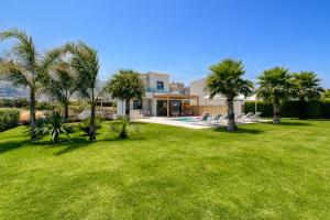A garden outside Villa Mariba Blue by Villa Plus
