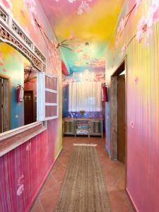 圖盧姆的住宿－Castillo Tulum，一间拥有色彩缤纷的天花板和走廊的客房
