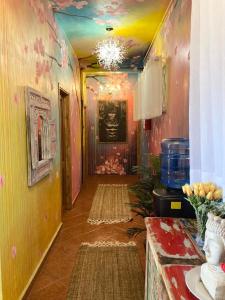 Castillo Tulum في تولوم: ممر مع غرفة بها لوحة على الحائط