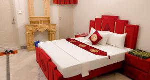Ένα ή περισσότερα κρεβάτια σε δωμάτιο στο Royal Galaxy Lodge