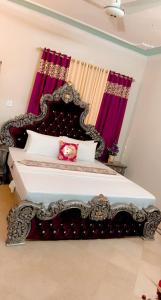 Ліжко або ліжка в номері Royal Galaxy Lodge