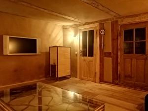 an empty room with a television and a door at Ferienhaus Woddow Uckermark in Woddow
