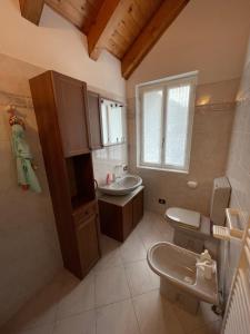 Ванна кімната в Attico sul Rosa