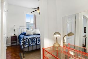 - une chambre avec un lit, une fenêtre et une lampe dans l'établissement Starland Yellow Door Retreat, à Savannah