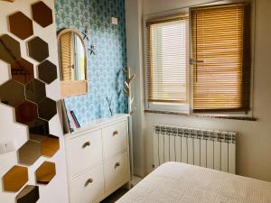 sypialnia z białą komodą i lustrem w obiekcie A casa di Valy w mieście Senigallia +9 zdjęć