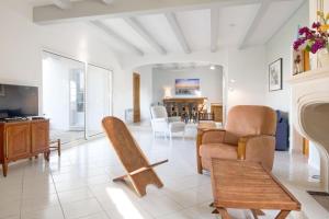 a living room filled with furniture and a fireplace at Grande Villa familiale "Coquelicot" in Sainte-Marie-de-Ré