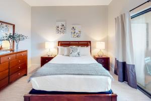 sypialnia z dużym łóżkiem i 2 lampami w obiekcie Placita Escondida #204 w mieście Tucson