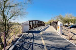 eine Brücke über eine Straße mit Bäumen an der Seite in der Unterkunft Placita Escondida #204 in Tucson