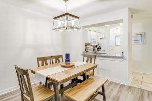 cocina y comedor con mesa de madera y sillas en Springwood Villas 93, en Hilton Head Island