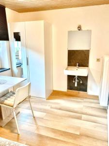 baño con lavabo y silla en Haus Leipheim, en Leipheim
