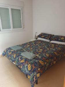 Giường trong phòng chung tại 2 bedroom Apartment Condado de Alhama - Naranjos 8