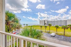 un balcón con vistas a un hotel y al océano en Ocean Jewels Club #312, en Daytona Beach