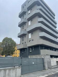 un edificio alto con una valla delante en Tecnopolo Fiera Suite, en Bolonia