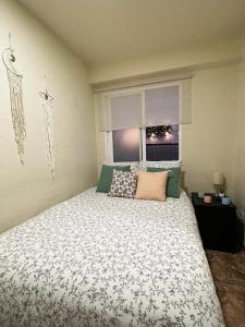 um quarto com uma cama grande e uma janela em Apartamento Deborah em Málaga