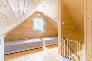 pokój z 2 łóżkami w drewnianym domku w obiekcie Osada Borsuka w mieście Majdany Wielkie