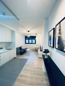a room with a kitchen and a living room at Acogedor y cómodo apartamento con piscina in Las Palmas de Gran Canaria