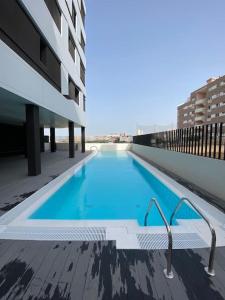 a swimming pool on the side of a building at Acogedor y cómodo apartamento con piscina in Las Palmas de Gran Canaria