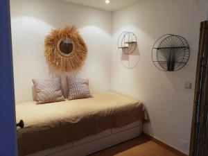 a room with a bed with a hay basket on the wall at Cabanas Acqua Golden in Cabanas de Tavira
