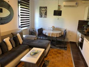 Posezení v ubytování Apartment Sweet Dreams-close to ZOO,Dinamo stadium and the city center