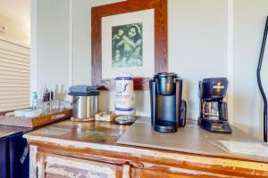 Příslušenství pro přípravu čaje a kávy v ubytování Kauai Beach Resort #3124 + 7 fotografií