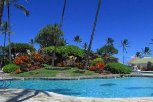 un complejo con piscina y jardín en Kauai Beach Resort #3124, en Lihue