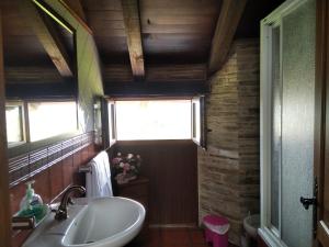 baño con lavabo y ventana en La Posada de Oscos en Santa Eulalia de Oscos