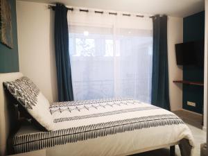 Posteľ alebo postele v izbe v ubytovaní STUDIO COSY HYPER CENTRE GARE AMIENS WIFI NETFLIX 2 PERS