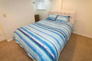 ワシントンにあるCAPITOL HILL CHARMERのベッドルーム1室(青と白のストライプ掛け布団付)